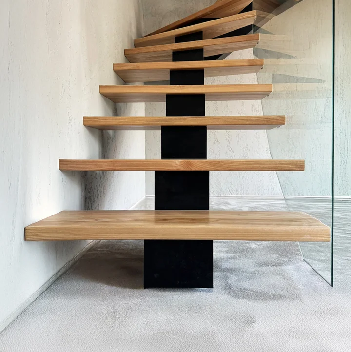 Schody z wangą centralną i balustradą szklaną mocowaną punktowo Schody z wangą centralną i balustradą szklaną mocowaną punktowo